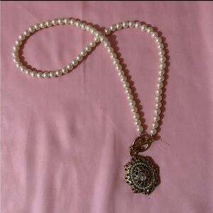 Elegant Pearl and Gold Pendant Necklace